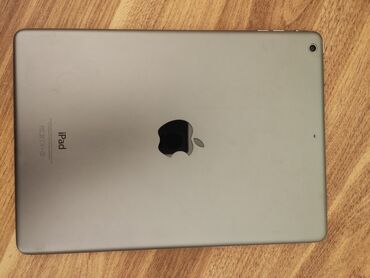 Мониторы: Apple tərəfindən istehsal olunan iPad planşet kompüteri. Bu model boz
