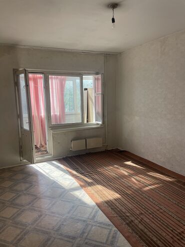 срочно продаётся 1 комнатная квартира в районе ошского рынка по улице молодая гвардия токтогула: 1 бөлмө, 34 кв. м, 105-серия, 4 кабат, Эски ремонт