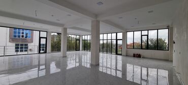 Binalar: Kommersiya təyinatlı iki mərtəbəli modern bina - Şüşəbənd vitrin — 8