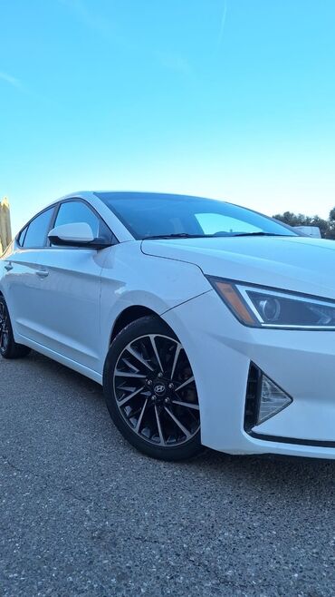 Hyundai Elantra: 2 л | 2019 г. Седан