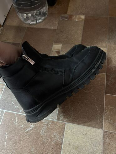 Кроссовки и спортивная обувь: Продаю обувь на мальчика, 37 размер. Все в отличном состоянии. Цена — 14