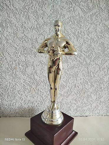 Qızılı rəngli heykəl formalı mükafat kuboku - Material: parlaq metal lalafo.az -da Qızılı rəngli heykəl formalı mükafat kuboku - Material: parlaq metal