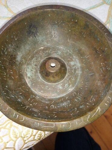 Старинные ковры: Oyma naxışlı, tünd rəngli metal kasa. Ortasında kiçik, dəlikli