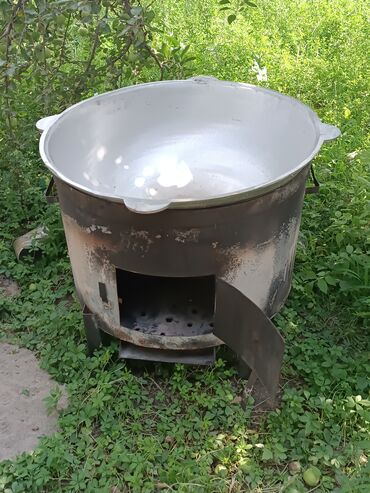 пвх мрамор: Чугунный казан с плоским дном, оснащенный ручками для удобства