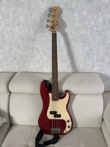 bass: Бас-гитара Fender Squier Precision Bass (P Bass). Это идеальный
