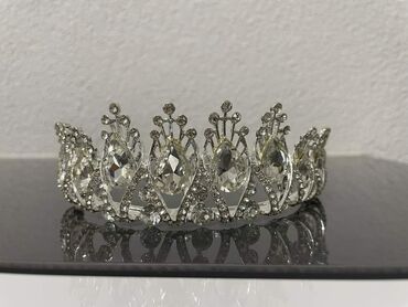 Aksesoari za kosu: Krune 
Cena 1400din — 23