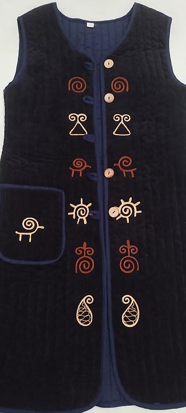 Пуховики и зимние куртки: Удлинённая куртка в отличном состояниимех отстёгивается. 350 сом — 9