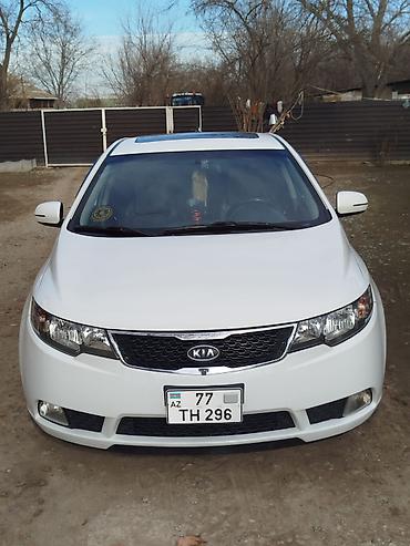 Kia: Kia Cerato hatchback – ağ rəngli, 5 qapılı. Xüsusiyyətlər: - Kuzov — 9