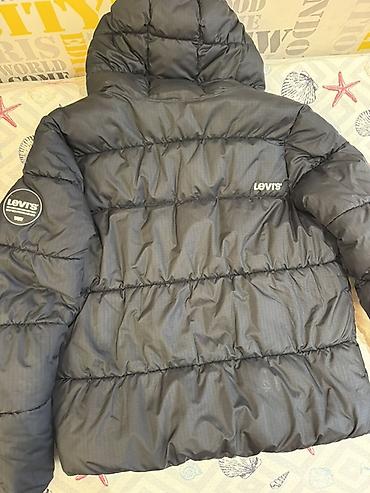 Верхняя одежда: Levi’s qara rəngli qışlıq puffer gödəkçə - Model: kapüşonlu, ön — 9