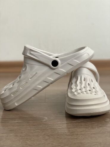 шлепанцы через палец: Босоножки, 39, Crocs, Новый, цвет - Белый