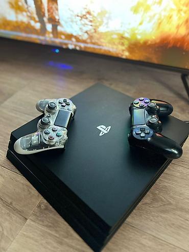 cd disk: PlayStation 4 Pro (черная, 1TB) с двумя геймпадами DualShock 4 — 1