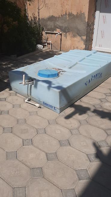 Baklar və çənlər: İşlənmiş 1 tonluq plastmas yastı kvadrat su çəni satılır .Ünvan — 2