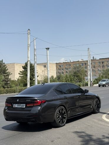 bmw g11: Спортивный седан BMW 5 серии G30 в цвете «серый космос» с черными