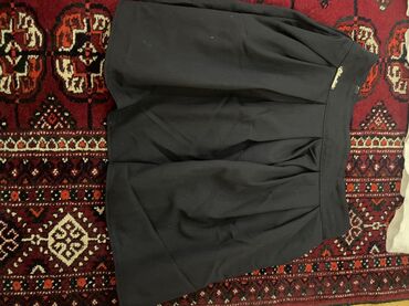 Dəstlər, kostyumlar: Dizdən yuxarı qısa uzunluqda, qöy rəngli, büzməli qiz üçün yubka.Geniş