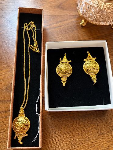 Dəstə daxildir: Boyunbağı, Kulon, Sırğa, Sarı qızıl, 585 Əyar, 10 g