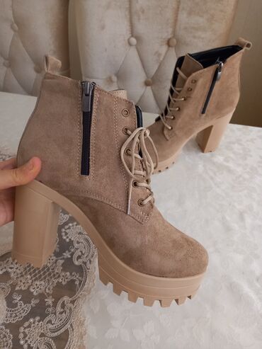 Botinka və botilyonlar: Bej rəngli qadın botları. TƏZƏDİR. GEYİNİLMƏYİB 39 RAZMER - Material