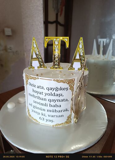 qaymaqli kremli tort resepti: Ağ şirəli tort, üzərində "Əziz ata, qayğıkeş həyat yoldaşı, mehriban