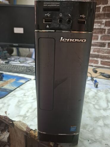 Desktop računari i radne stanice: Lenovo desktop računar u tamnosivoj boji, opremljen Intel procesorom i — 3