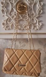Tavalar: Bej reng çanta satilir,zencirlidir,qiymeti 18 manat
