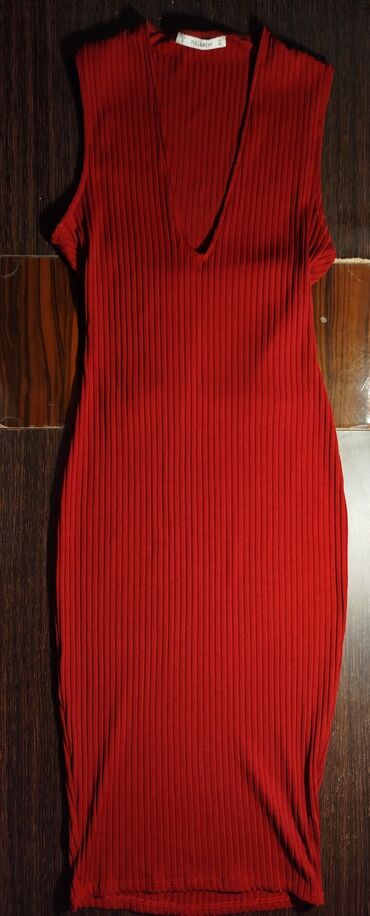 красное платье: Вечернее платье, Миди, Pull and Bear, S (EU 36)