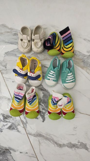 Детская обувь: 1шт- 400 сом.Детская обувь набором. В комплекте: - Пара текстильных — 3