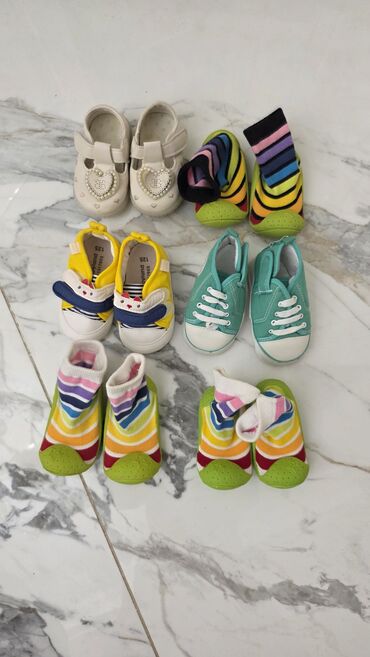 Детская обувь: 1шт- 400 сом.Детская обувь набором. В комплекте: - Пара текстильных — 8