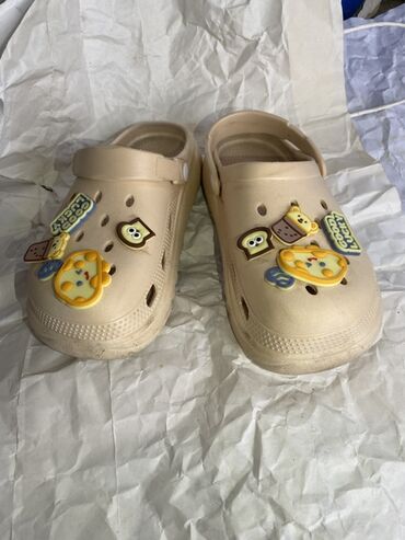 обувь подростков: Сабо, 38.5, Crocs, Б/у, цвет - Бежевый, Самовывоз at lalafo.kg обувь подростков: Сабо, 38.5, Crocs, Б/у, цвет - Бежевый, Самовывоз