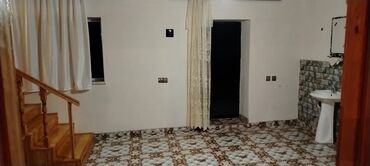 Uzunmüddətli kirayə evlər: Kirayə üçün ev - Plan: İki mərtəbəyə çıxan taxta pilləkənli geniş ev — 10