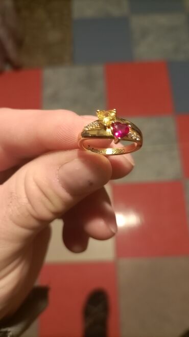 Prstenje: Pozlaćeni prsten sa utisnutim žigom i urezanim slovima. Ekstra
