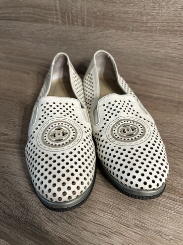 белая обувь: Продаю женские туфельки
Натуральная кожа 
Состояние идеальное 
500 с