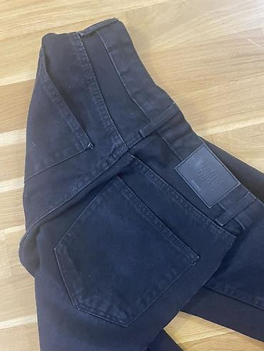 Kişi geyimləri: Cins şalvar, Bershka — 4
