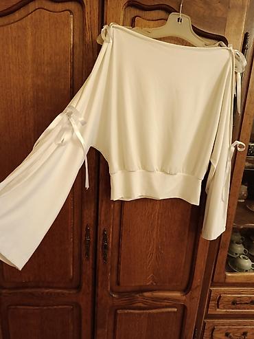 cari: Bela ženska bluza sa širokim krojem i dekorativnim detaljima. - Model — 1