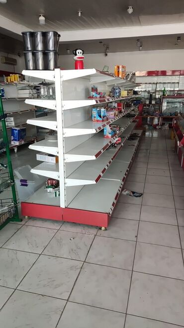 mağaza rəfləri: Saz vəziyyətdə market polkaları divar metrəsi 100 Orta polkalar isə