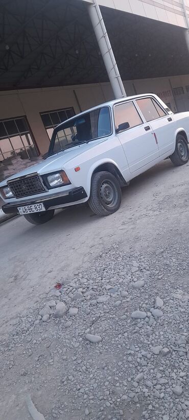 VAZ (LADA): Lada (VAZ) klassik sedan – ağ rəng, 4 qapı, arxaötürücülü. Xarici: - — 17