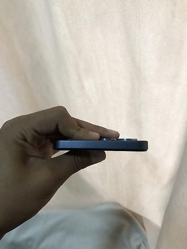 nokia 1: Смартфон с плоскими гранями и матовым темно‑серым корпусом. На задней — 3