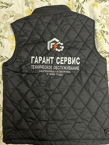 спец форма для охранников: ВЫШИВКА 🧵 
ПРИНТЫ 


Вышивка логотипа и текста на жилете и кепке — 2