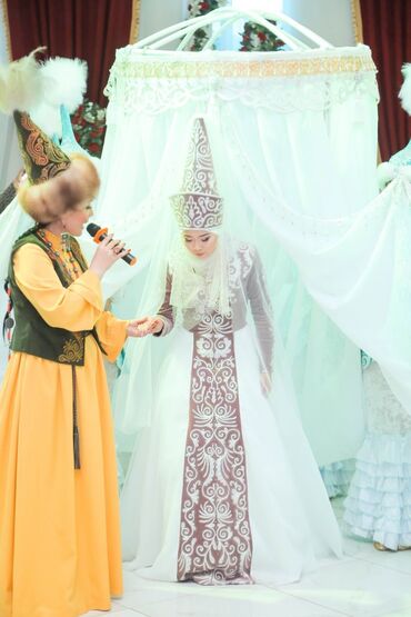 Свадебные платья и аксессуары: Продаю платье от дизайнера Айпери Обозова в национальном колорите