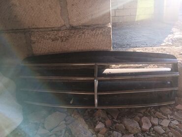Oblisovkalar, barmaqlıqlar: Qara rəngdə, xrom zolaqlı Mercedes-Benz radiator barmaqlığı