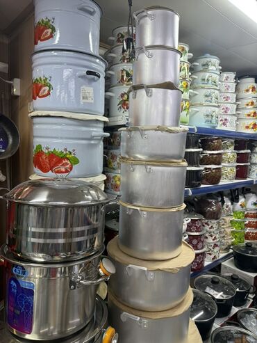 Кастрюли: Набор эмалированных кастрюль и другой посуды, украшенной — 14