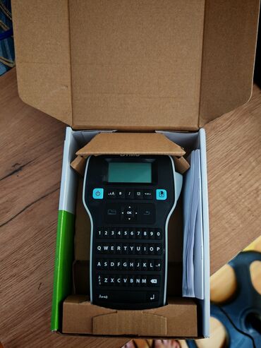 Карты: DYMO LabelManager 160 etiket printeri. Qara rəngdə olan bu printer