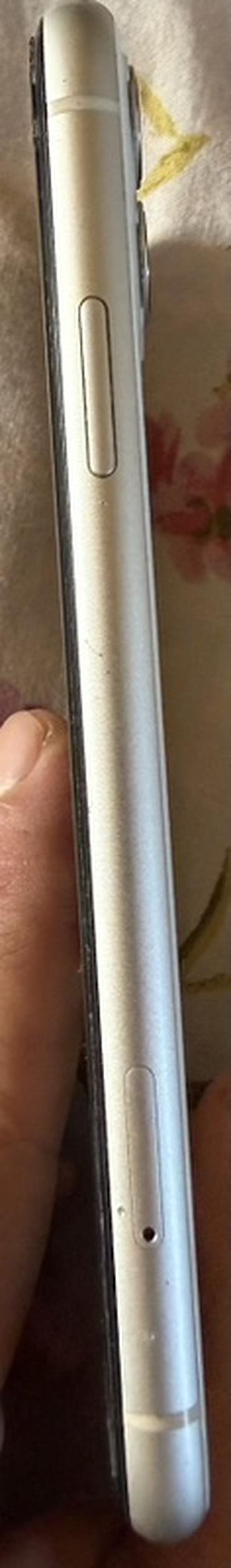 Мобильные телефоны: IPhone 11, белый цвет. Характеристики и особенности: - Экран Liquid — 7