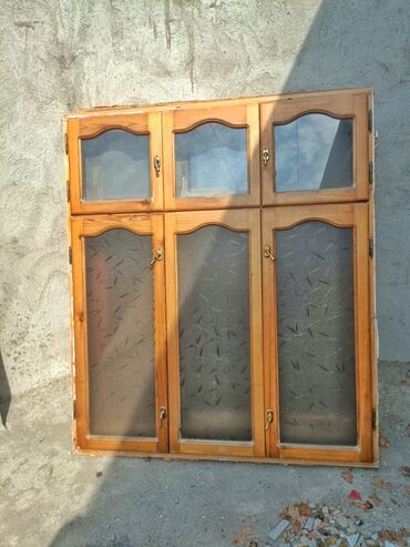 Пластиковые окна: 2 ədəddir, birinin qiyməti 100 manatdır. Materialı düyünsüz quru şam