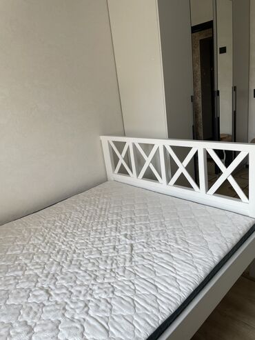 белая кровать из дерева: Двуспальная Кровать