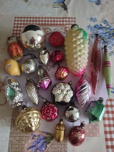 Ёлочные шары и украшения: Продаю новогодние игрушки. - Красные глянцевые шарики разных размеров — 1