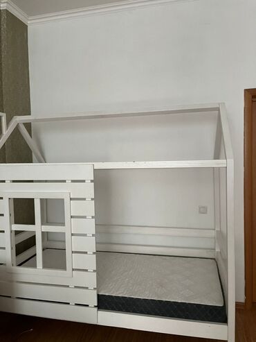 домик детский: Детская кровать-домик белого цвета с прочным каркасом из светлого