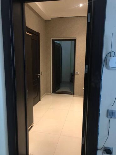 Ofislər: Gənclik metrosuna yaxın yol kənarı ümumi sahəsi 220 kv,m olan — 7