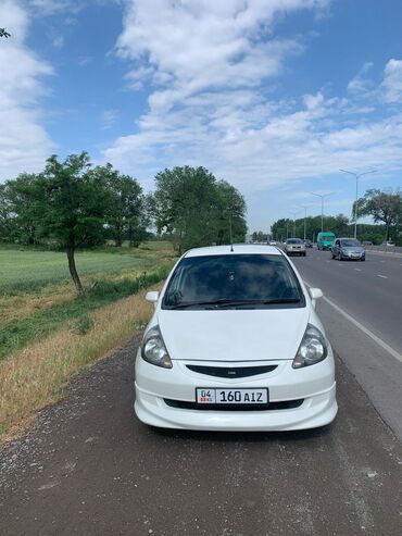 Honda: Хэтчбек Honda Fit белого цвета. Компактный и экономичный автомобиль