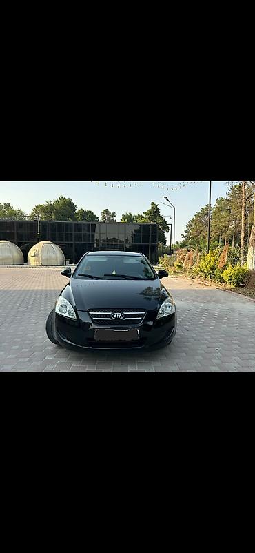 kia ceed 2010 universal: Kia Ceed hetçbek kuzalı avtomobil. Qara rəngdədir və 5 qapılı kuzova — 3