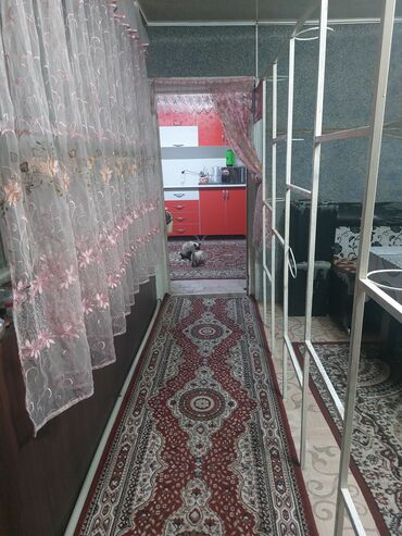 Продажа домов: Продаю дом с мебелью, двор на 2 машины, участок 8 соток. Внутри дома — 10