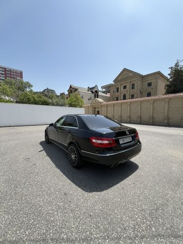 Mercedes-Benz: Mercedes-Benz E-Class: 2 l | 2010 il Sedan — 3